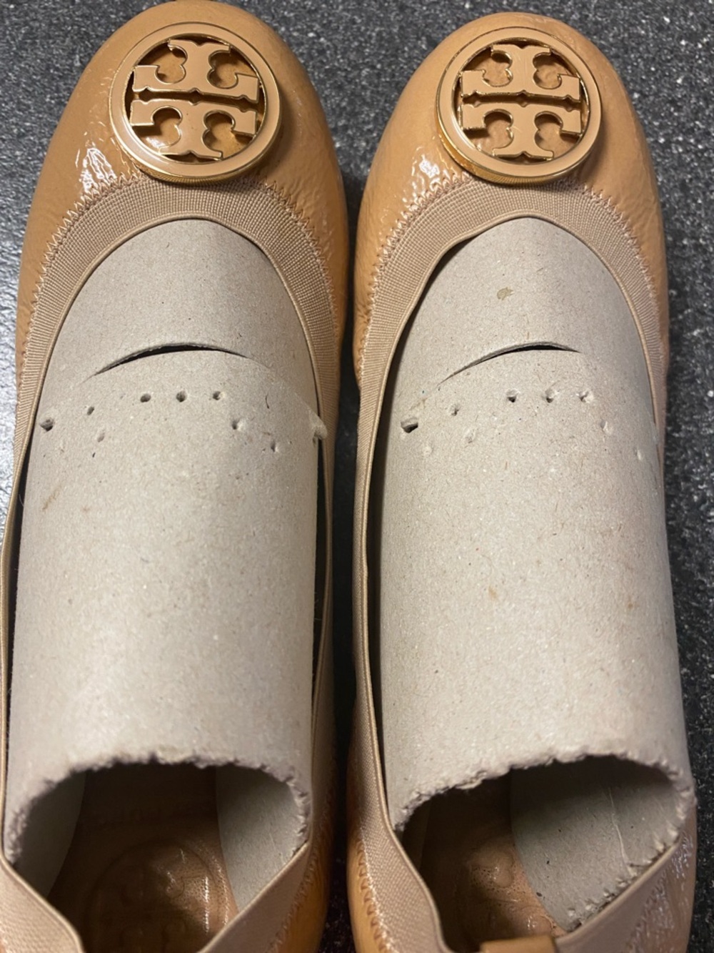 Tory Burch Caroline Tan Patent Leather Logo Ballet Flats - Picture 9 of 11